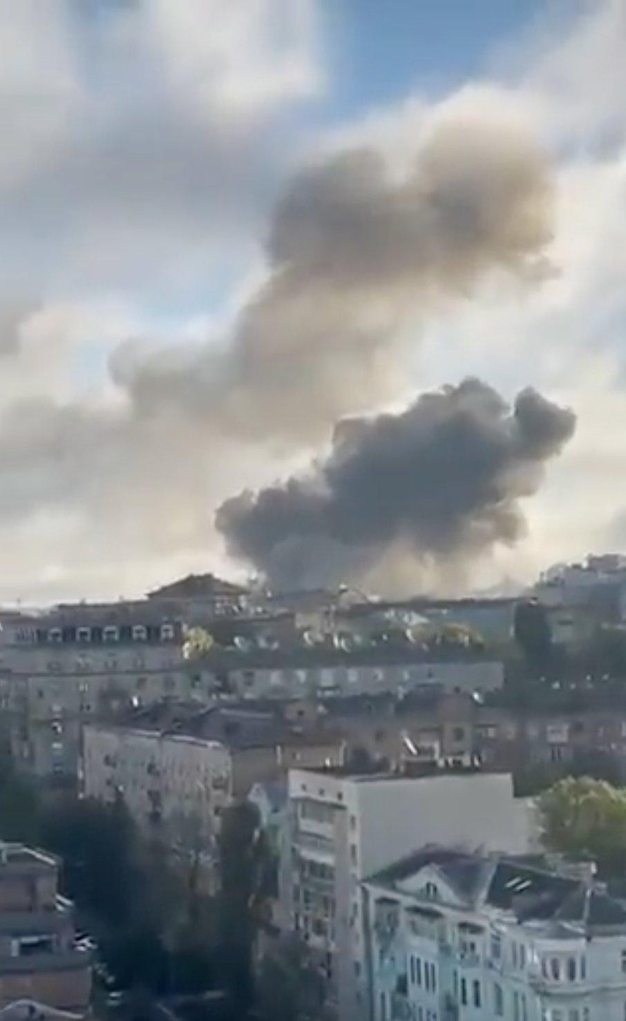 Khói đen bốc lên từ một số tòa nhà ở Kiev. Ảnh: Twitter