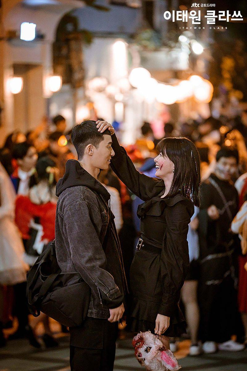 Cảnh 2 nhân vật trong phim tham dự lễ hội Halloween ở Itaewon.