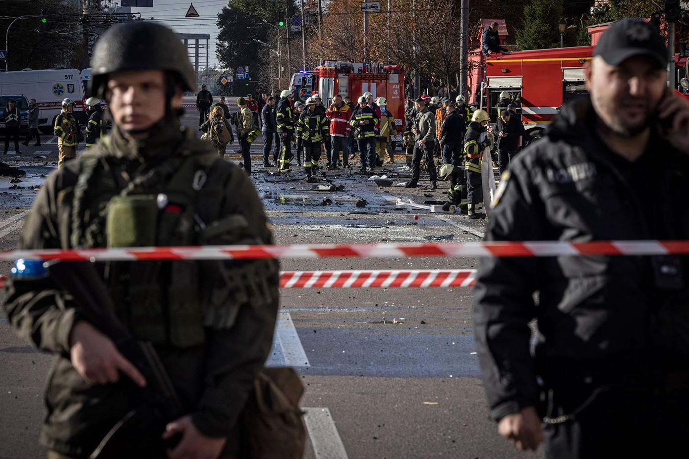 “Sáng nay thật khó khăn. Hàng chục tên lửa nhắm vào hai mục tiêu. Thứ nhất là các cơ sở năng lượng trên khắp cả nước. Vùng Kyiv và vùng Khmelnytsky, Lviv và Dnipro, Vinnytsia, vùng Frankiv, Zaporizhzhia, vùng Sumy, vùng Kharkiv, vùng Zhytormyr, vùng Kirovohrad, phía Nam. Họ muốn gây hỗn loạn, muốn phá hủy hệ thống năng lượng của chúng ta. Mục tiêu thứ hai là con người. Hãy ở trong hầm trú ẩn. Luôn tuân thủ các quy tắc an toàn", ông Zelensky nói. Ảnh: Getty