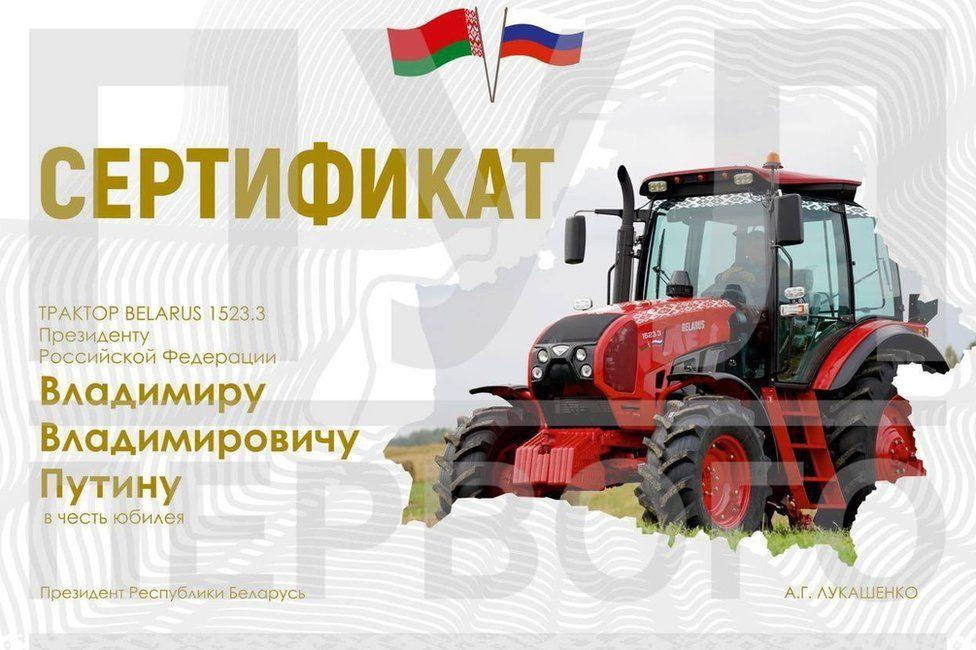 Ông Lukashenko tặng ông Putin một chiếc máy kéo hiệu Belarus. Ảnh: Telegram