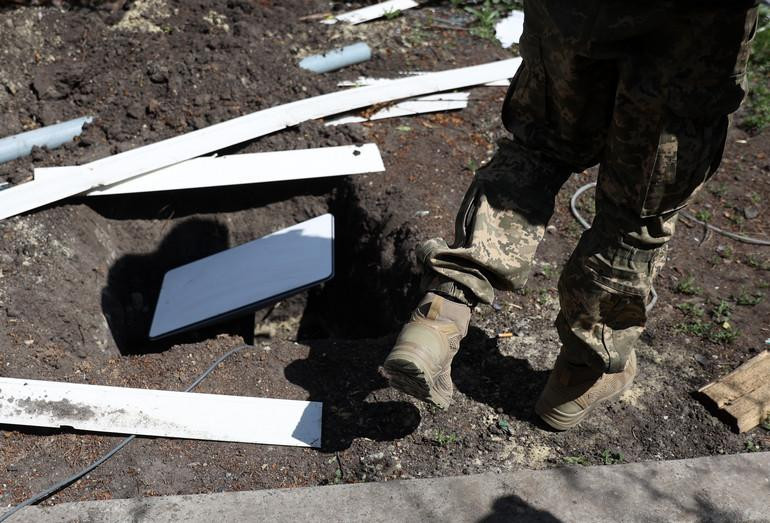 Ăng ten của Starlink (màu trắng, hình chữ nhật) ở gần thị trấn Izyum (Kharkiv, Ukraine). Ảnh: Politico