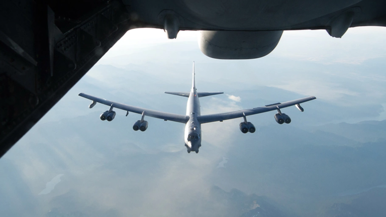 Máy bay KC-10 tiếp nhiên liệu cho B-52H Stratofortress của Mỹ. Ảnh: Không quân Mỹ