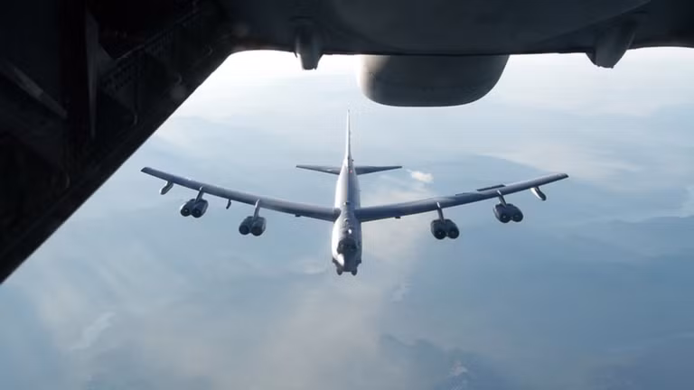 Máy bay KC-10 tiếp nhiên liệu cho B-52H Stratofortress của Mỹ. Ảnh: Không quân Mỹ Máy bay KC-10 tiếp nhiên liệu cho B-52H Stratofortress của Mỹ. Ảnh: Không quân Mỹ