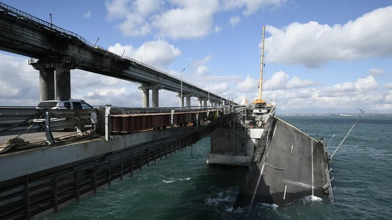 Cầu Kerch hư hại nghiêm trọng sau vụ đánh bom. Ảnh: Sputnik