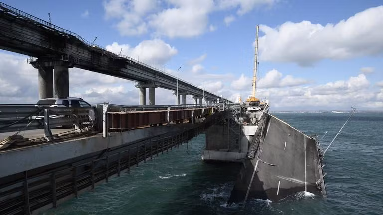 Cầu Kerch hư hại nghiêm trọng sau vụ đánh bom. Ảnh: Sputnik Cầu Kerch hư hại nghiêm trọng sau vụ đánh bom. Ảnh: Sputnik
