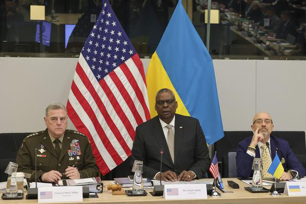 Các quan chức hàng đầu của NATO, Mỹ và Ukraine tham dự một cuộc họp theo định dạng Nhóm Liên lạc quốc phòng Ukraine tại trụ sở NATO ở Brussels (Bỉ) ngày 12/10. Ảnh: AP Các quan chức hàng đầu của NATO, Mỹ và Ukraine tham dự một cuộc họp theo định dạng Nhóm Liên lạc quốc phòng Ukraine tại trụ sở NATO ở Brussels (Bỉ) ngày 12/10. Ảnh: AP