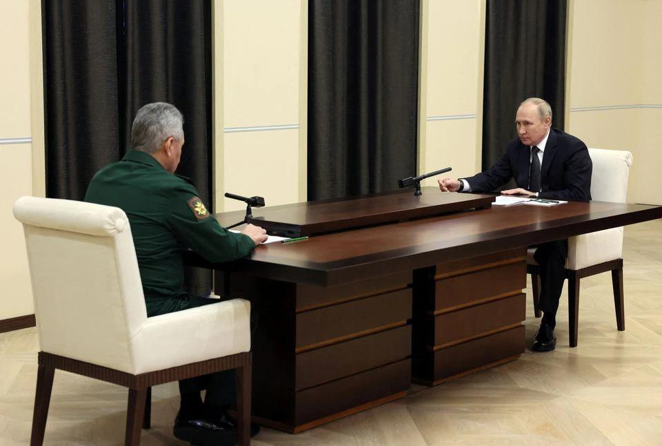Tổng thống Putin họp với Bộ trưởng Shoigu hôm 28/10. Ảnh: Reuters Tổng thống Putin họp với Bộ trưởng Shoigu hôm 28/10. Ảnh: Reuters