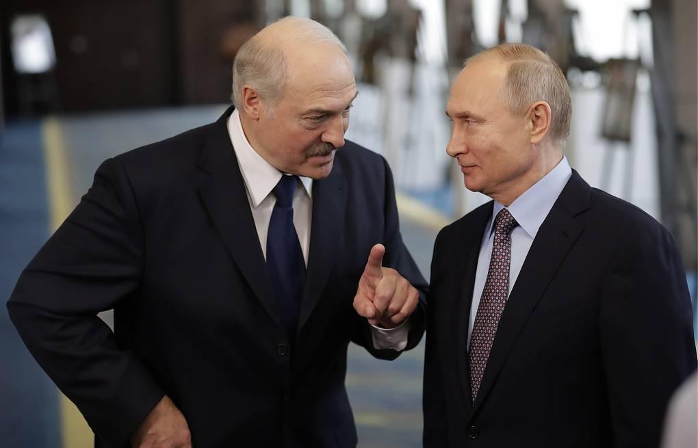 Tổng thống Nga Vladimir Putin (phải) và Tổng thống Belarus Alexander Lukashenko. Ảnh: Tass