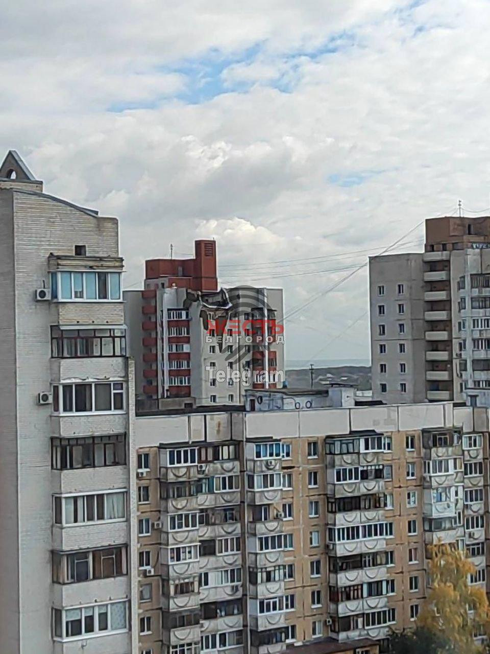 Một tòa chung cư sập mái trong vụ pháo kích của Ukraine. Ảnh: Telegram