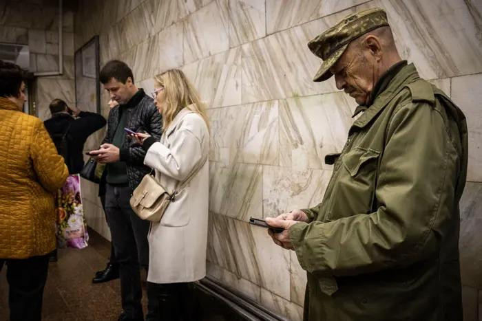 Người dân đứng dưới ga tàu điện ngầm để trú ẩn ở Kiev hôm 10/10. Ảnh: Getty