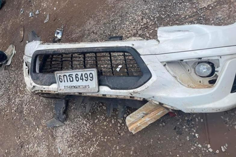 Một phần chiếc xe được cho là của nghi phạm bị bỏ lại tại hiện trường. Ảnh: Bangkok Post Một phần chiếc xe được cho là của nghi phạm bị bỏ lại tại hiện trường. Ảnh: Bangkok Post