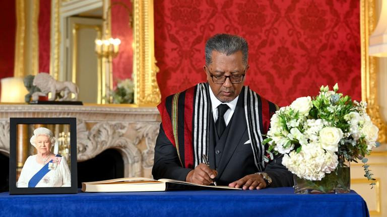 Ông Richard Randriamandrato (khi còn là Ngoại trưởng Madagascar) ký sổ tang tại tang lễ Nữ hoàng Anh Elizabeth. Ảnh: Getty Ông Richard Randriamandrato (khi còn là Ngoại trưởng Madagascar) ký sổ tang tại tang lễ Nữ hoàng Anh Elizabeth. Ảnh: Getty