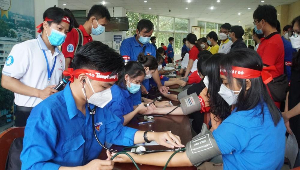 Sinh viên Đại học Trà Vinh hiến máu (Ảnh: Hoà Hội) Sinh viên Đại học Trà Vinh hiến máu (Ảnh: Hoà Hội)