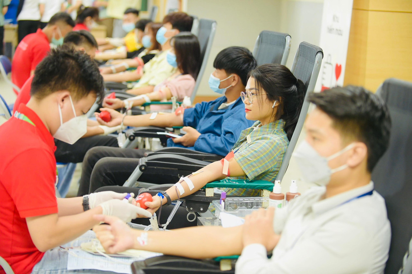 Hiến máu trong sự kiện đồng hành cùng Chủ nhật Đỏ tại Nhà máy Samsung Electronics Thái Nguyên (Ảnh: Mai Xuân Tùng) Hiến máu trong sự kiện đồng hành cùng Chủ nhật Đỏ tại Nhà máy Samsung Electronics Thái Nguyên (Ảnh: Mai Xuân Tùng)