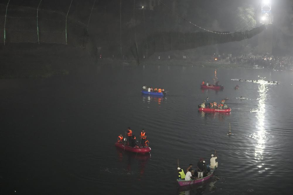 Quan chức bang Gujarat cho biết đến thời điểm hiện tại, 132 người được xác định đã thiệt mạng và nhiều người phải nhập viện. Ảnh: AP Quan chức bang Gujarat cho biết đến thời điểm hiện tại, 132 người được xác định đã thiệt mạng và nhiều người phải nhập viện. Ảnh: AP