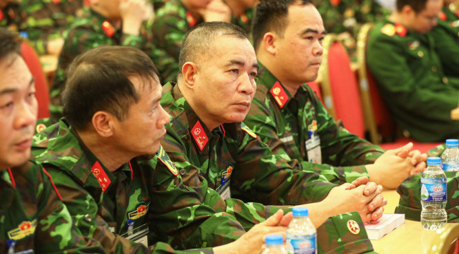 Các kiểm định viên quân sự tại lớp tập huấn tham gia hỗ trợ kiểm định xe cơ giới dân sự (ảnh: Tạ Hải).