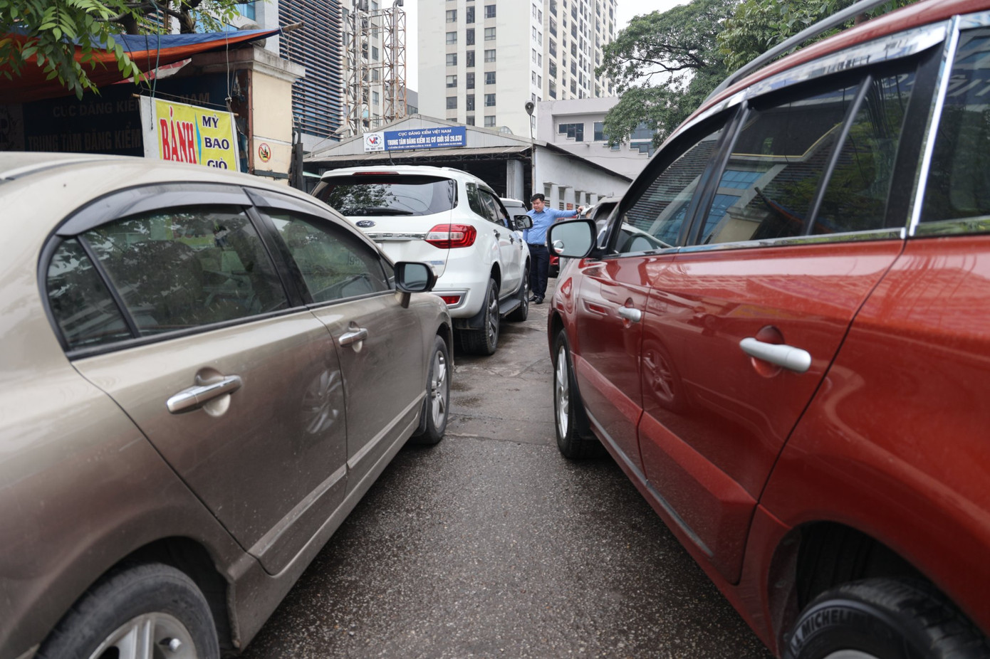 Tình trạng ùn tắc tại các trạm đăng kiểm vẫn diễn ra và có xu hướng gia tăng. Tình trạng ùn tắc tại các trạm đăng kiểm vẫn diễn ra và có xu hướng gia tăng.