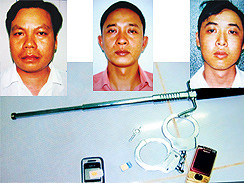 Tùng, Hồng, Phương và tang vật thu giữ được. ảnh: Đàm Huy 