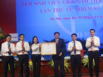 Hội Sinh viên thành phố Hà Nội vinh dự đón nhận bằng khen của Thủ tướng. Ảnh: Nguyễn Hà