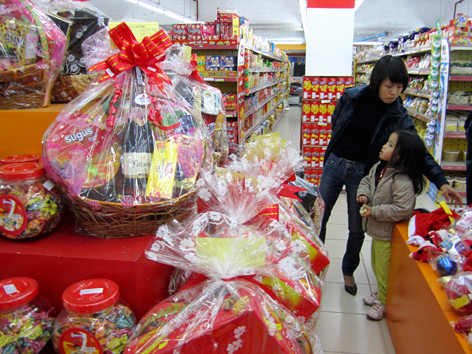 Từ nay đến Tết Giáp Ngọ, người dân yên tâm vì không lo thiếu hàng, sốt giá. Ảnh: Như Ý. Từ nay đến Tết Giáp Ngọ, người dân yên tâm vì không lo thiếu hàng, sốt giá. Ảnh: Như Ý