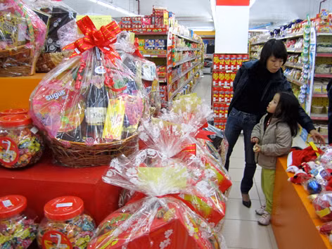 Từ nay đến Tết Giáp Ngọ, người dân yên tâm vì không lo thiếu hàng, sốt giá. Ảnh: Như Ý. Từ nay đến Tết Giáp Ngọ, người dân yên tâm vì không lo thiếu hàng, sốt giá. Ảnh: Như Ý
