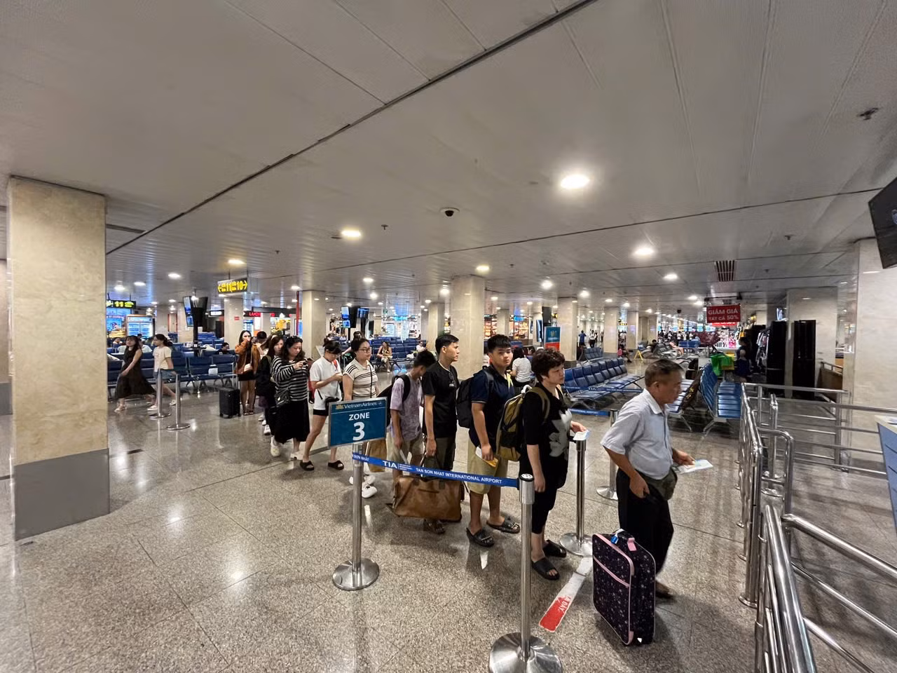 Trong hôm nay, Cảng HKQT Tân Sơn Nhất dự kiến khai thác 644 chuyến bay với tổng số hành khách dự kiến hơn 100.000 lượt. Trong đó, lượng hành khách đi đạt hơn 56.000 lượt và khách đến đạt hơn 44.000 lượt.