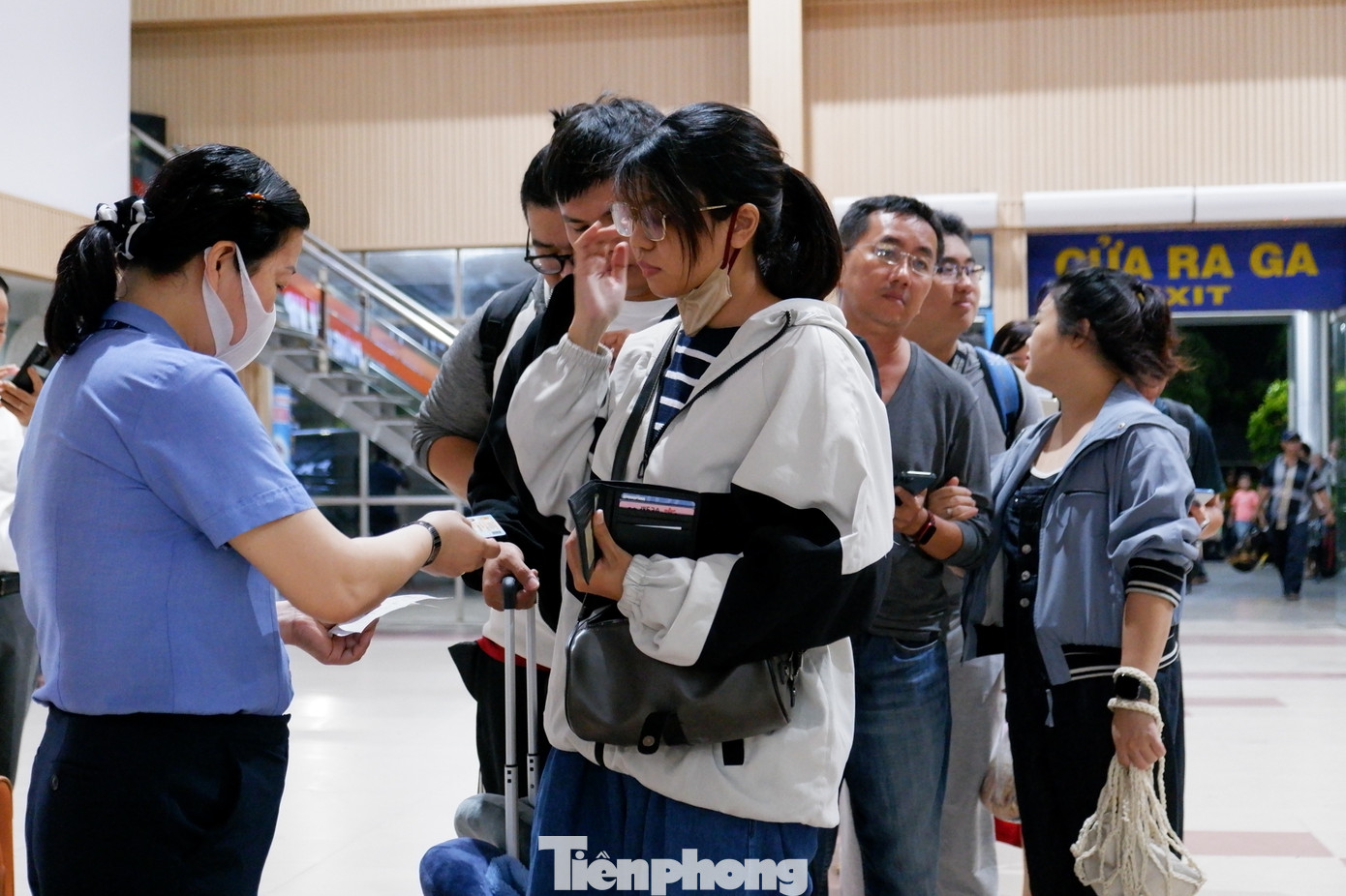 Nhân viên đường sắt soát vé tại cửa vào ga và cửa lên tàu.