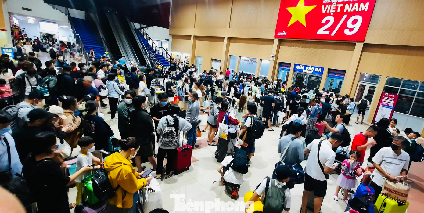 Trong khi đó, tại ga đường sắt Sài Gòn (quận 3), từ chiều hôm qua và sáng sớm nay (31/8) có rất đông hành khách đến ga để lên tàu về quê và đi du lịch. Ảnh: Chi nhánh vận tải đường sắt Sài Gòn