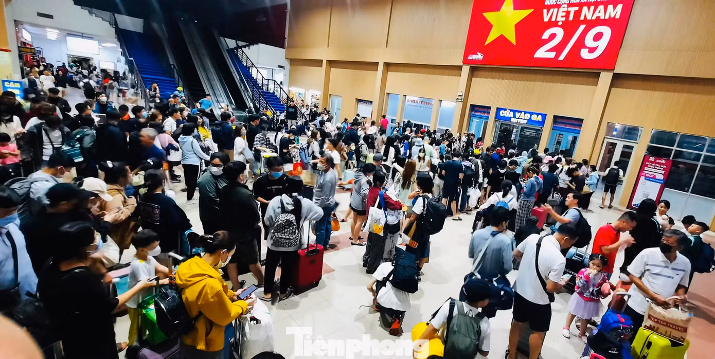 Trong khi đó, tại ga đường sắt Sài Gòn (quận 3), từ chiều hôm qua và sáng sớm nay (31/8) có rất đông hành khách đến ga để lên tàu về quê và đi du lịch. Ảnh: Chi nhánh vận tải đường sắt Sài Gòn