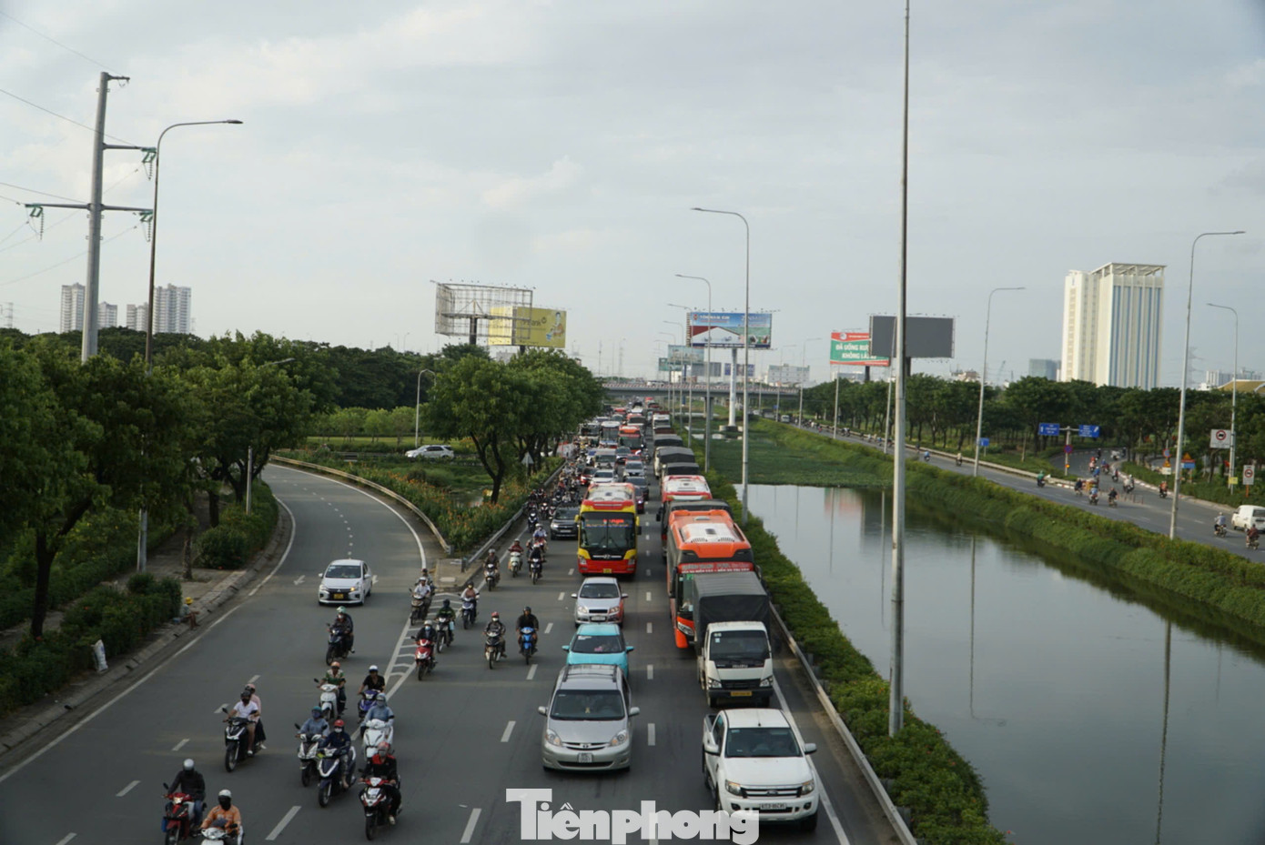 Trong khi đó, tại quốc lộ 1 - cửa ngõ phía tây TPHCM về các tỉnh, thành miền Tây Nam bộ, giao thông bắt đầu đông đúc từ cuối giờ chiều 30/8.