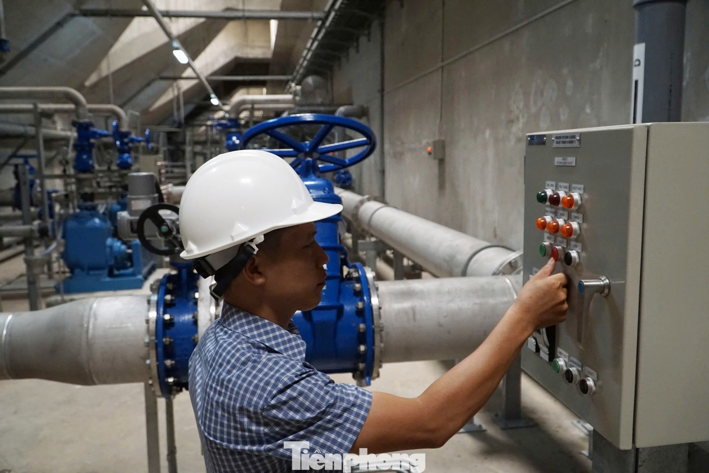 Công nhân đang kiểm tra các thiết bị ở khu vực bên trong nhà máy.