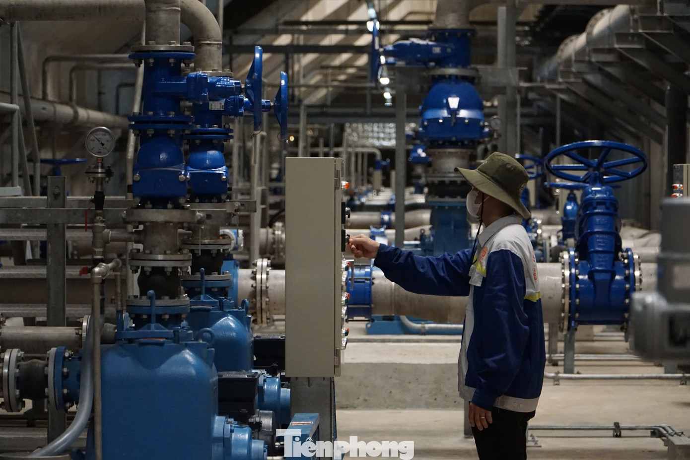 Công nhân đang kiểm tra các thiết bị ở khu vực bên trong nhà máy.