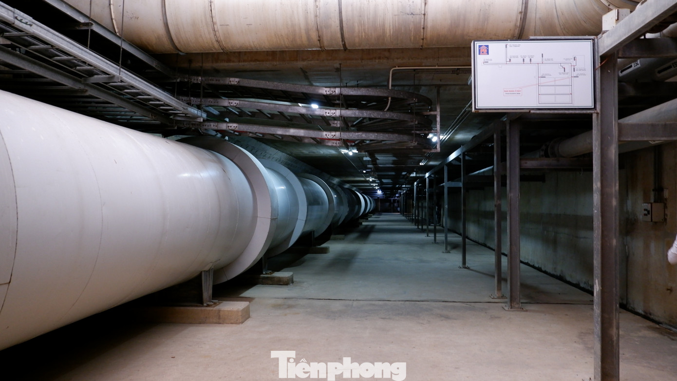 Khu vực bên trong nhà máy chủ yếu được vận hành tự động.