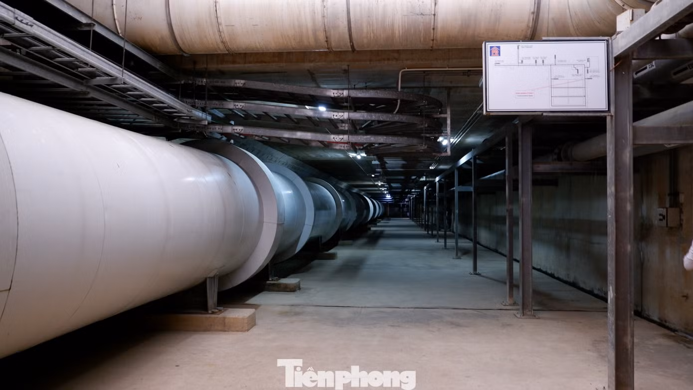 Khu vực bên trong nhà máy chủ yếu được vận hành tự động. Khu vực bên trong nhà máy chủ yếu được vận hành tự động.