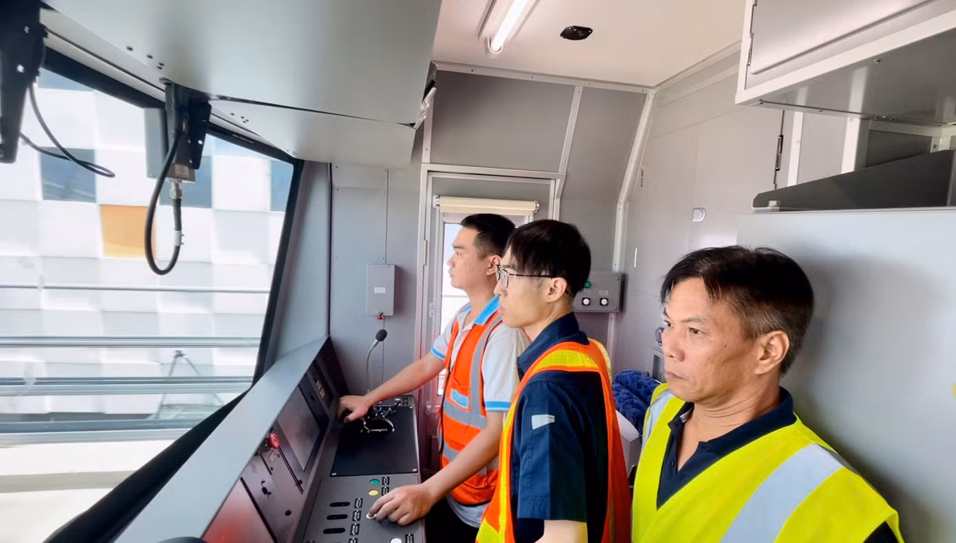 Kỹ thuật viên lái tàu người Việt Nam trực tiếp vận hành đoàn tàu metro số 1 TPHCM trên toàn tuyến. Ảnh: MAUR