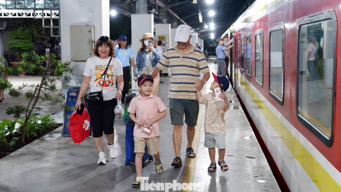Theo đại diện chi nhánh vận tải đường sắt Sài Gòn, trong ngày hôm qua (30/8), có 6.000 hành khách rời ga Sài Gòn; trong hôm nay (31/8), dự báo sẽ có khoảng 4.000 hành khách.