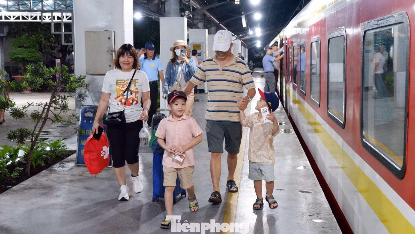 Theo đại diện chi nhánh vận tải đường sắt Sài Gòn, trong ngày hôm qua (30/8), có 6.000 hành khách rời ga Sài Gòn; trong hôm nay (31/8), dự báo sẽ có khoảng 4.000 hành khách.