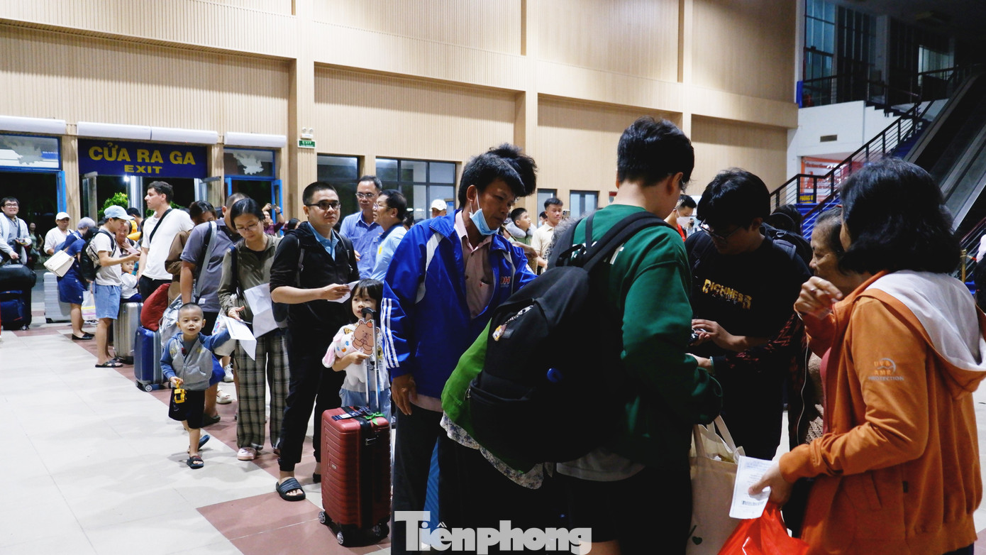 Hành khách xếp hàng chờ làm thủ tục lên tàu.
