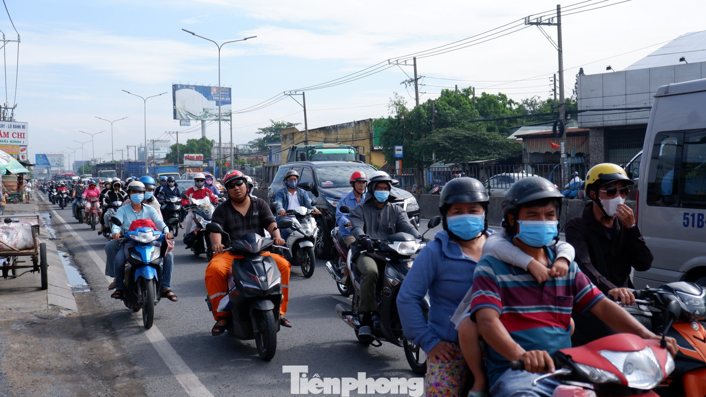 Khoảng 8h30 sáng, nắng đã bao trùm khu vực khiến nhiều người di chuyển trên đường có cảm giác ngột ngạt, oi bức.