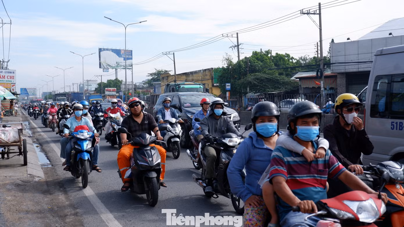 Khoảng 8h30 sáng, nắng đã bao trùm khu vực khiến nhiều người di chuyển trên đường có cảm giác ngột ngạt, oi bức.
