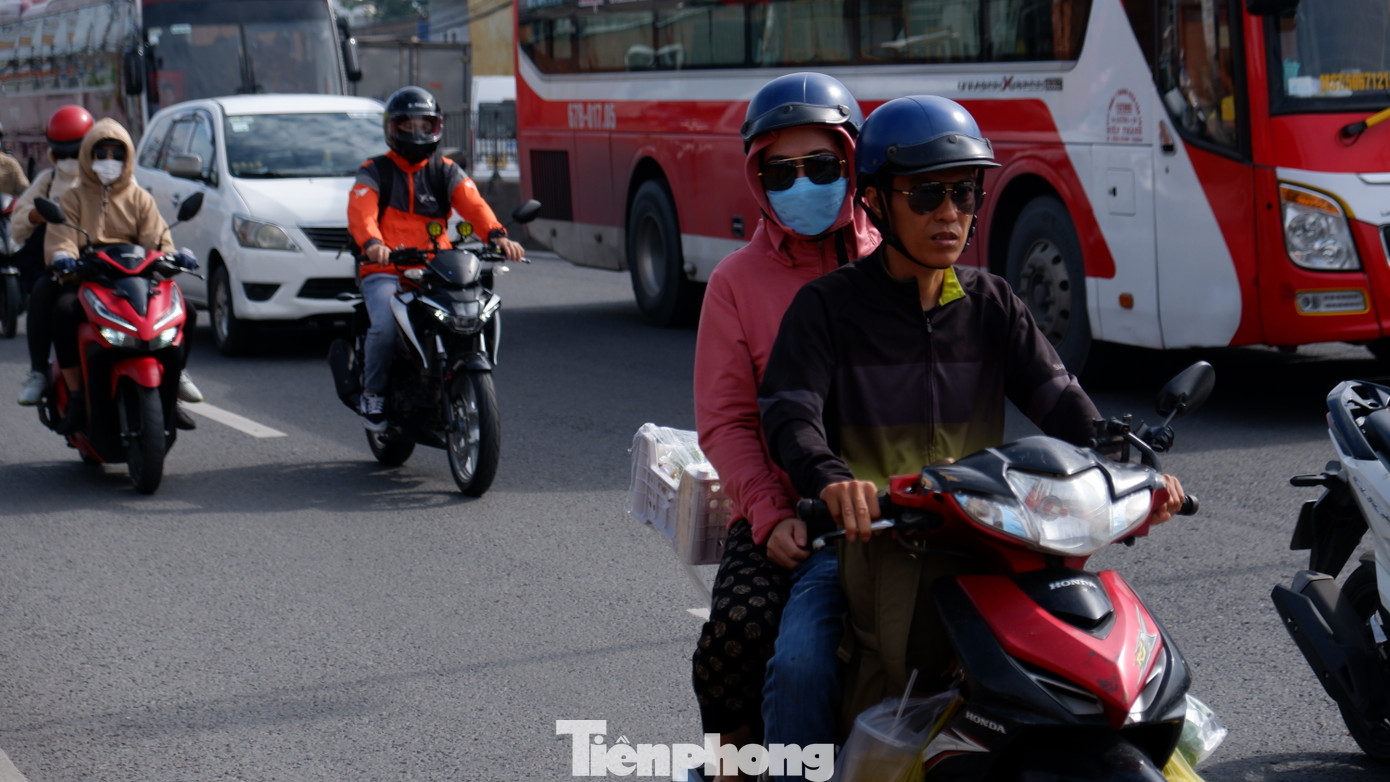 Khoảng 8h30 sáng, nắng đã bao trùm khu vực khiến nhiều người di chuyển trên đường có cảm giác ngột ngạt, oi bức.