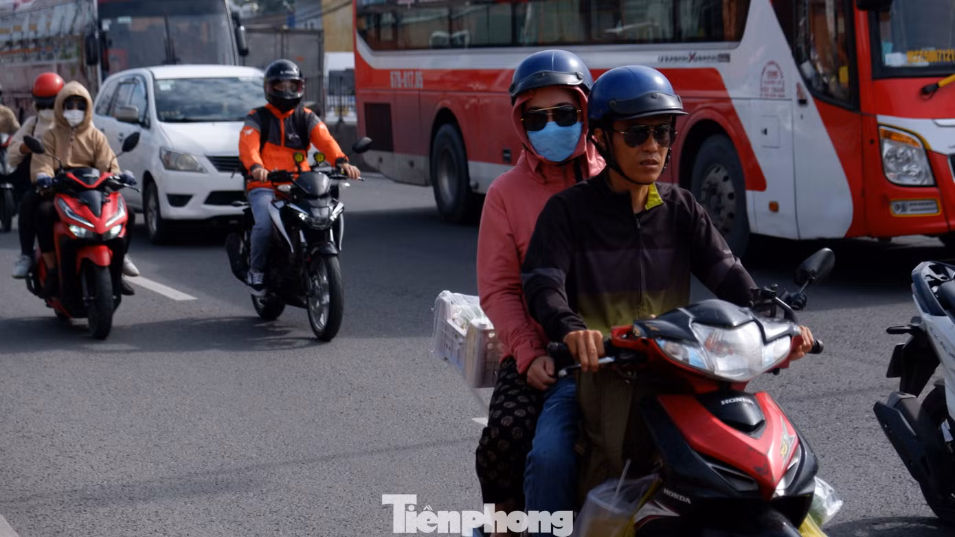 Khoảng 8h30 sáng, nắng đã bao trùm khu vực khiến nhiều người di chuyển trên đường có cảm giác ngột ngạt, oi bức.