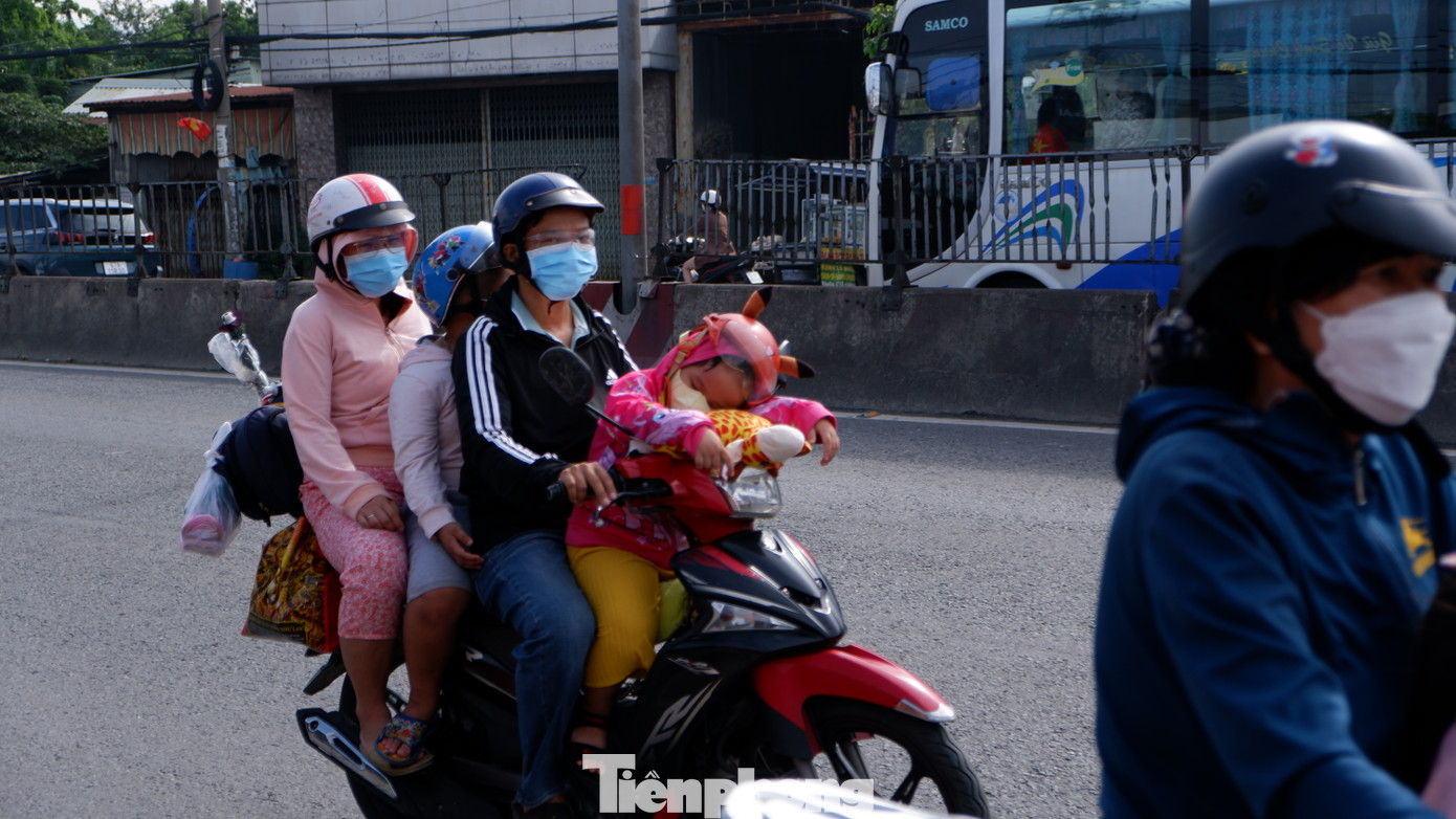 Khoảng 8h30 sáng, nắng đã bao trùm khu vực khiến nhiều người di chuyển trên đường có cảm giác ngột ngạt, oi bức.