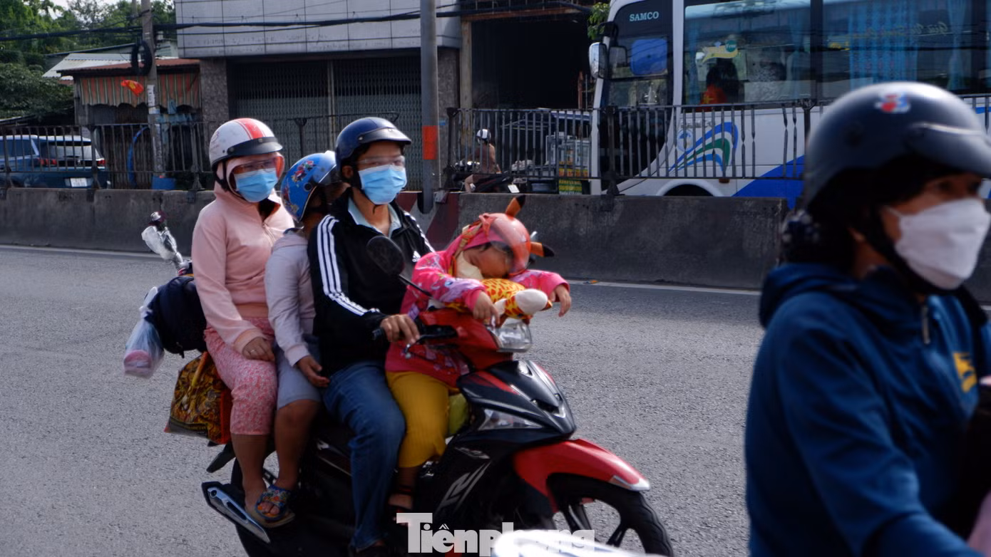 Khoảng 8h30 sáng, nắng đã bao trùm khu vực khiến nhiều người di chuyển trên đường có cảm giác ngột ngạt, oi bức.