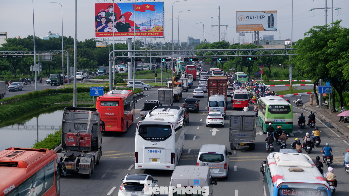 Theo ghi nhận của PV, đoạn quốc lộ 1 từ khu vực vòng xoay An Lạc đến cầu Bình Điền và từ cầu Bình Điền đến nút giao quốc lộ 1 – Nguyễn Hữu Trí (huyện Bình Chánh) liên tục xảy ùn ứ ở khu vực đèn tín hiệu giao thông. Lực lượng CSGT đã có mặt tại các nút giao thông từ sáng sớm để kịp thời điều tiết phương tiện.