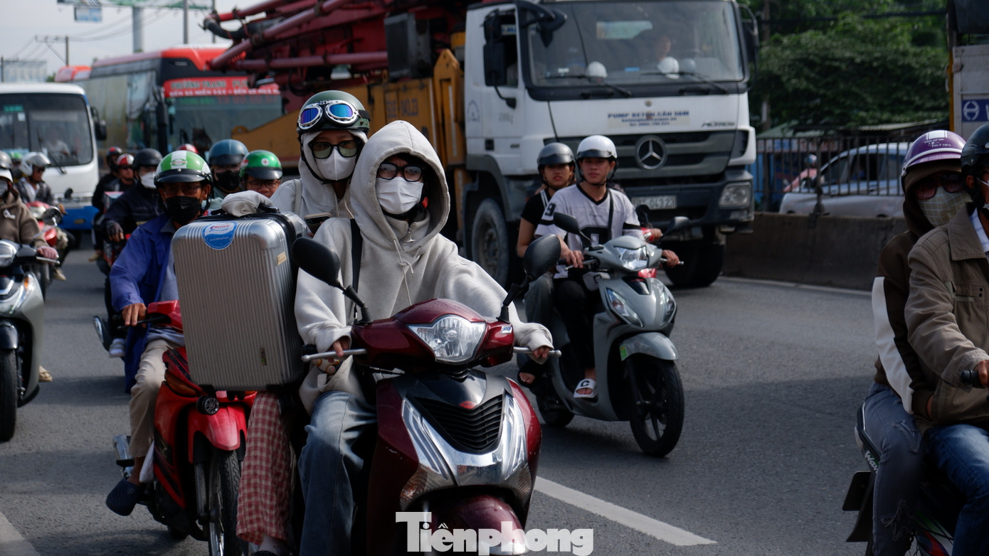 Người dân lỉnh kỉnh đồ đạc rời TPHCM để về quê nghỉ lễ.
