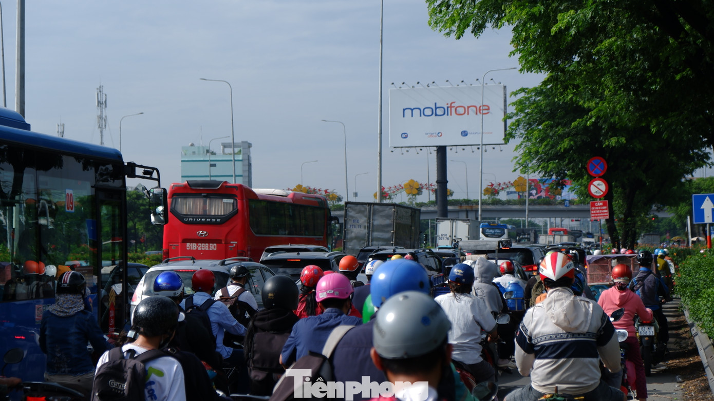 Lưu lượng phương tiện gia tăng đột ngột khiến quốc lộ 1 quá tải, đôi lúc xảy ra ùn ứ.
