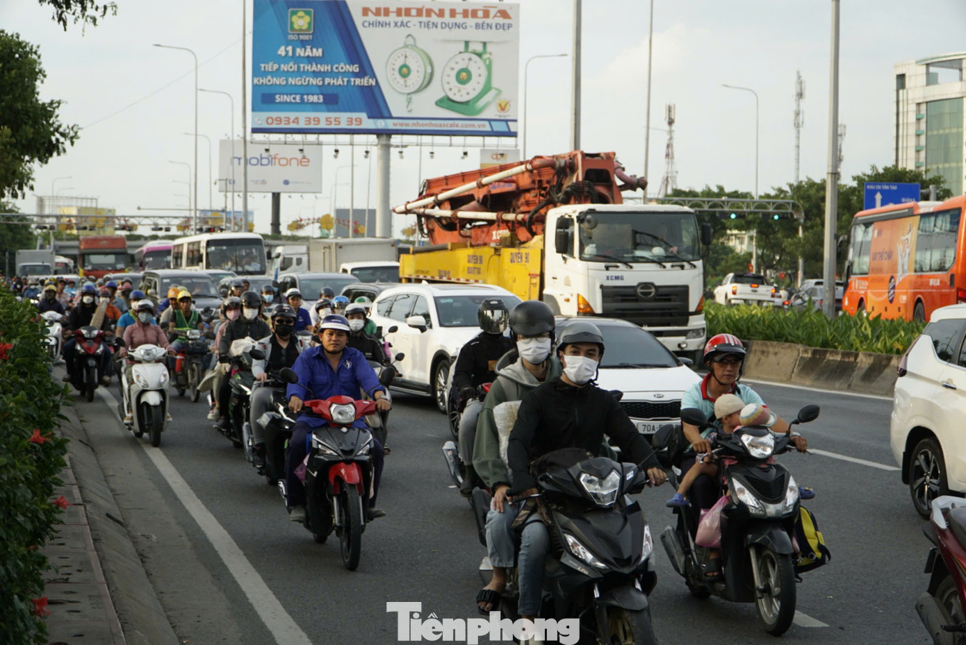 Người dân lỉnh kỉnh đồ đạc rời TPHCM để về quê nghỉ lễ.