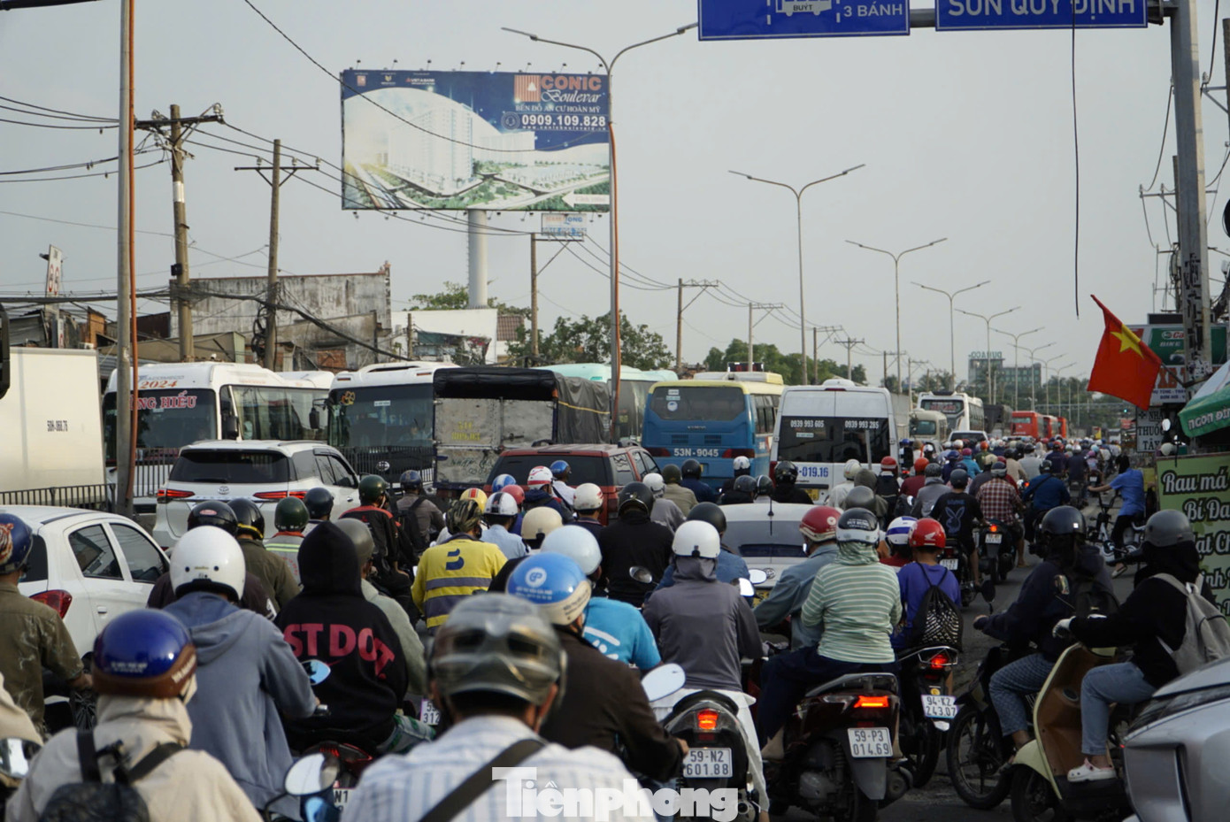 Đến cuối giờ chiều, giao thông khu vực cửa ngõ phía tây TPHCM đông đúc, đôi lúc ùn ứ ở các khu vực đèn tín hiệu giao thông.