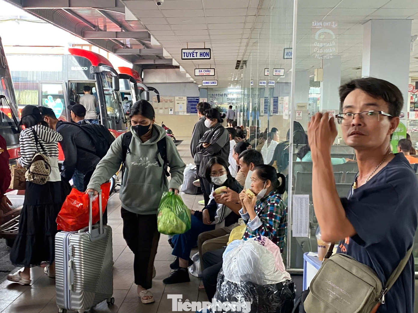 Dự báo ngày cao điểm phục vụ hành khách tại bến xe Miền Tây là hôm nay (31/8), hành khách xuất bến có thể đạt 59.000 khách/ngày và lượng xe xuất bến 1.890 xe/ngày. Bến xe đã có các phương án tăng cường phương tiện để phục vụ nhu cầu đi lại của người dân.